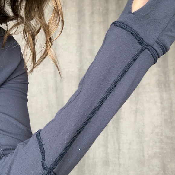 Lululemon Full Zip Athletic Jacket in Navy Blue, Size 8 / Small, Thumb Holes - Picture 7 of 8